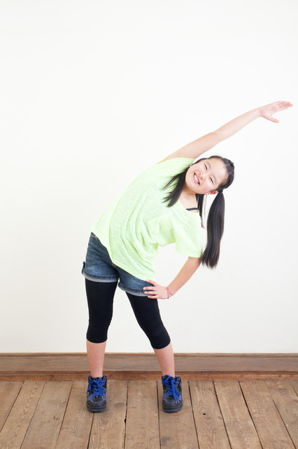 体操している少女