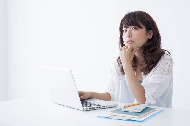 女性とパソコン