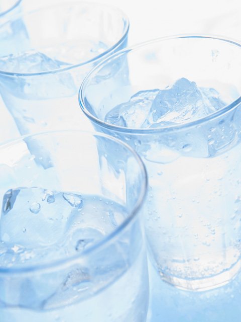 氷水が入ったコップ