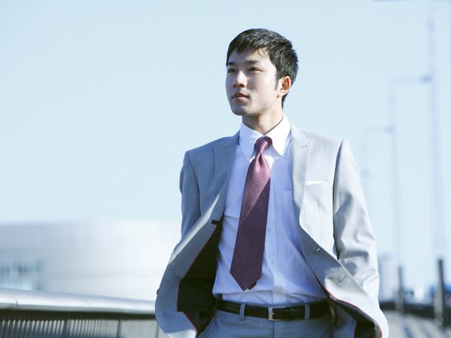 スーツを着た男性