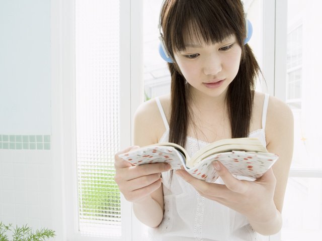 本を読む女性