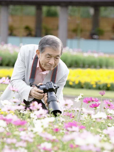写真撮影する男性