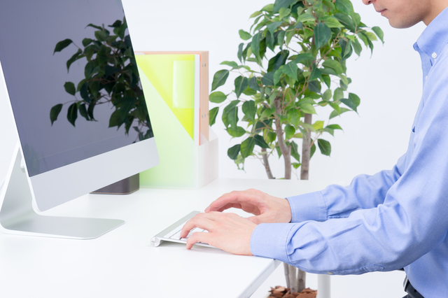 パソコンをする男性