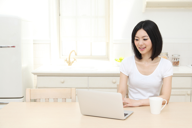 ダイニングにいる女性