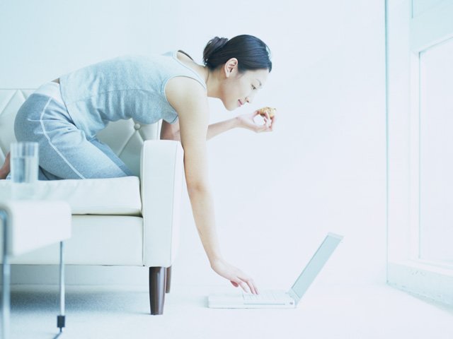 パソコンをする女性