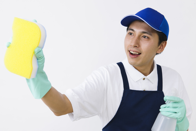 掃除をする男性