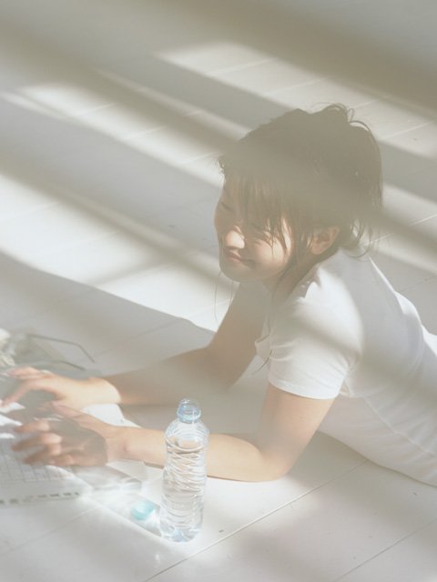 パソコンをする女性