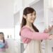 冷蔵庫に食品を入れる女性